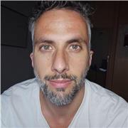 Profesor/Guía/Maestro de Guitarra enseña/muestra el camino de la GUITARRA